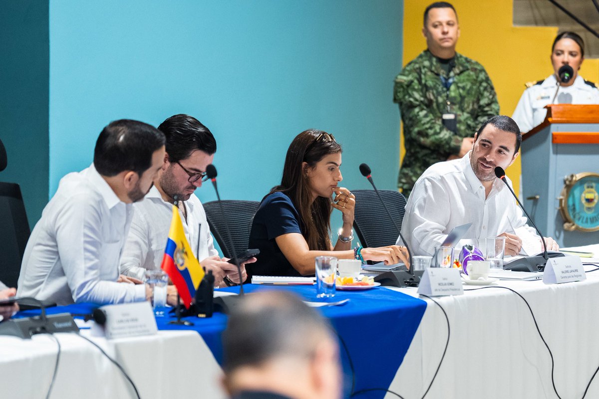 YamilHAranaP's tweet photo. Consejo de Seguridad con el presidente @ABDELAESPRIELLA y altos mandos de nuestra Fuerza Pública. Para ellos, todo el respaldo.

Inteligencia, articulación y operatividad para devolverle la tranquilidad a Bolívar. https://t.co/PsPfq4ialk