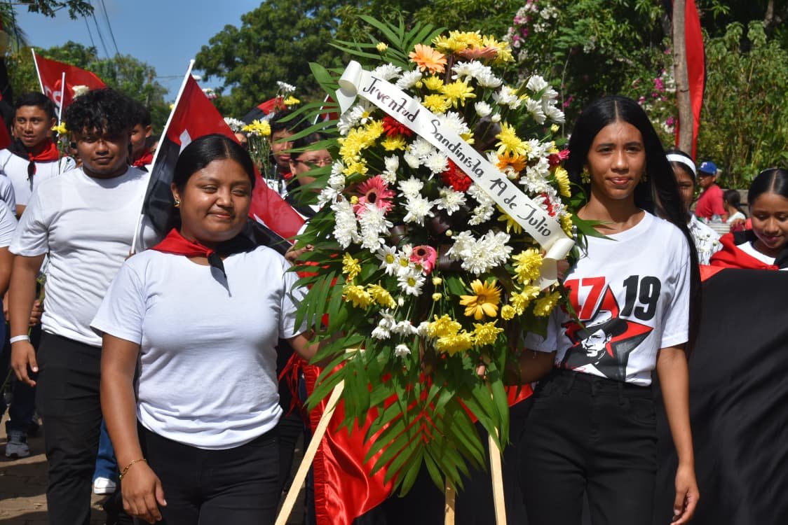 AdelanteSiempr_'s tweet photo. 🇳🇮🌹 53.º Aniversario de los Héroes de Nandaime ❤️🖤 En conmemoración a nuestros héroes, se realizó la entrega de ofrendas florales 💐 por parte de diferentes instituciones del Estado, rindiendo homenaje a su memoria, legado y ejemplo de lucha. https://t.co/cl2DKThZUi