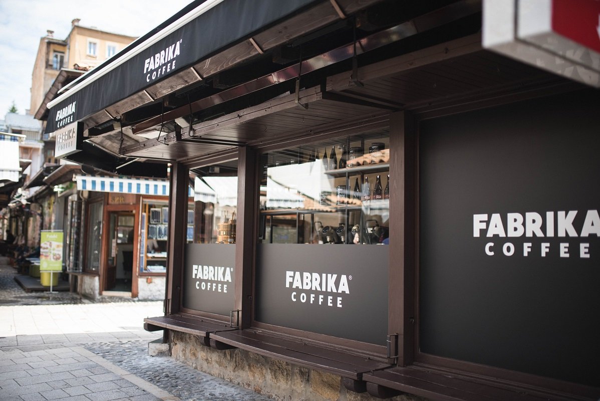 e_secer's tweet photo. Bosna Hersek'te nerde kahve içilmemeli? Haydi nedenlerle anlatayım. 

Saraybosna Başçarşı'sında bile var. Nasıl olur demeyin, bu da bizim eksikliğimiz. 

Fabrika coffee firmasının merkezi Sirp bölgesindeki Banya Luka'dır, sahibi de Sırptır. Ancak 2022 yılından beri boykot olmasının sebebi başka. 

Bu markanın Banya Luka şubesinin reklam yüzü şarkıcı ama aynı zamanda savaş suçlusu Arkan'ın karısı olan Svetlana'dır. 

Bu reklamları Saraybosna sosyal medyalarında yayınlamazlar, ama Banya Luka hesaplarında yayınlarlar. Aynı zamanda, Bosna Hersek devlet günlerini Banya Luka hesaplarında kutlamazlar, Saraybosna şubesi hesaplarında kutlarlar. 

Yani, bir savaş suçlusunun karısını reklam yüzü yaparlar, devlet günlerini kabul etmezler. 

Nasıl hala Saraybosna'da bile varlar? 

Maalesef boykot için insanları ikna etmek zor yahut kısa sürüyor. Ama bilinçli Boşnaklar boykot ediyor ve burada kahve içmiyorlar.