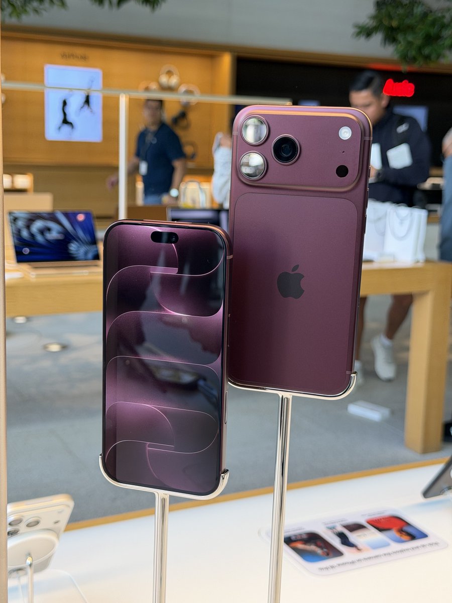theapplehub's tweet photo. Burgundy looks stunning! 🔥 https://t.co/HKiqoPGske