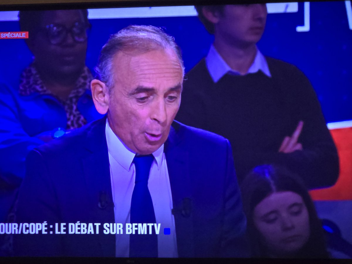 gregounet75's tweet photo. @AlerteMediasFR Il a fait ce geste au moins une trentaine de fois https://t.co/kYQaf9DwjS