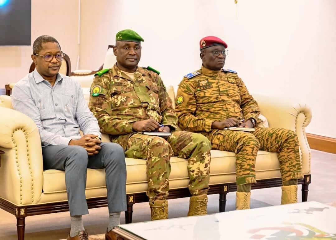 PascalSankvy2l's tweet photo. 🇳🇪🇧🇫🇲🇱 Tchiani reforça a união da AES!

Uma delegação de Burkina Faso e Mali, liderada pelo General Célestin Simporé, esteve com o General Tchiani para demonstrar solidariedade ao Níger.

🤝🏾 AES: união e solidariedade entre os três países.

#AES #BurkinaFaso #Mali #Niger #Sahel https://t.co/9sgpsq6RQp