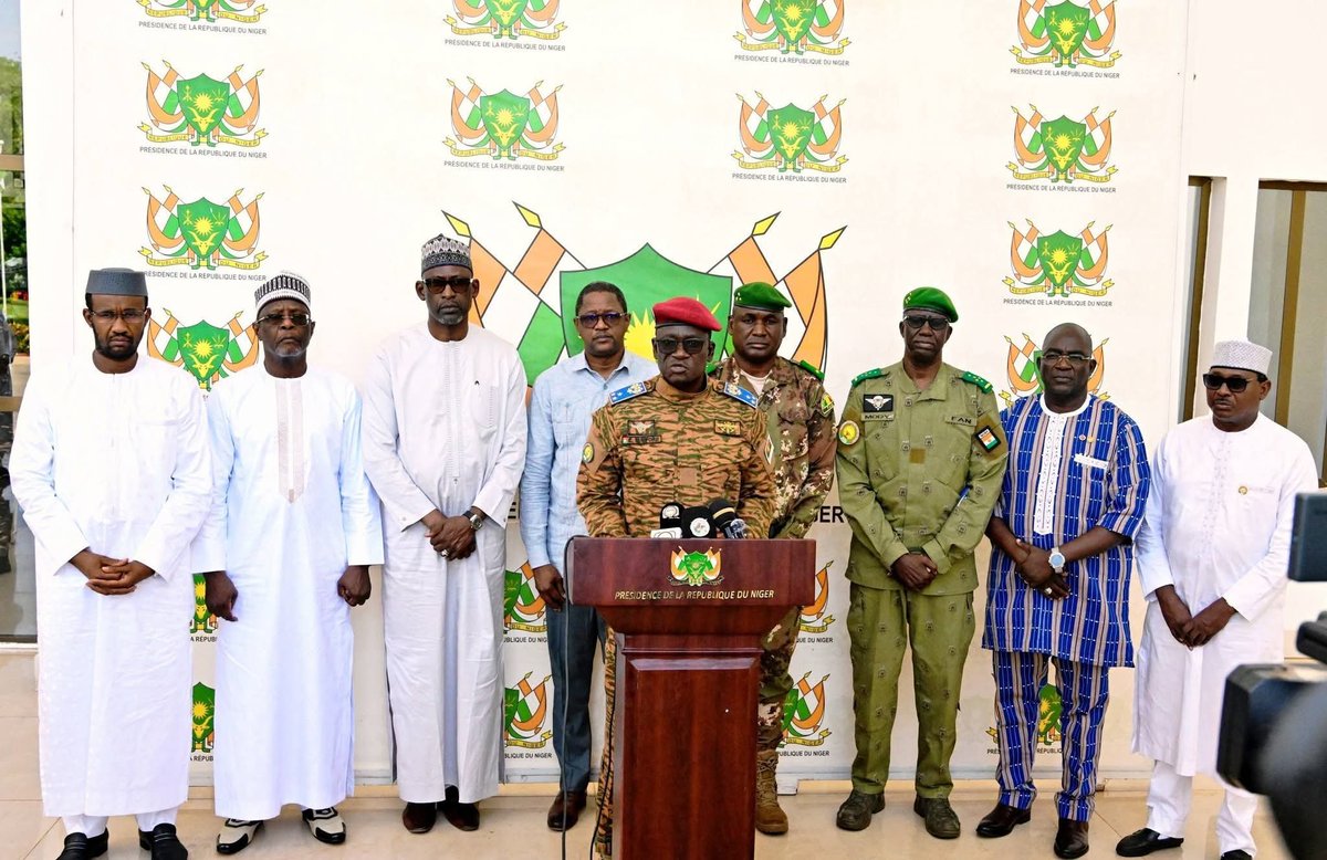 PascalSankvy2l's tweet photo. 🇳🇪🇧🇫🇲🇱 Tchiani reforça a união da AES!

Uma delegação de Burkina Faso e Mali, liderada pelo General Célestin Simporé, esteve com o General Tchiani para demonstrar solidariedade ao Níger.

🤝🏾 AES: união e solidariedade entre os três países.

#AES #BurkinaFaso #Mali #Niger #Sahel https://t.co/9sgpsq6RQp