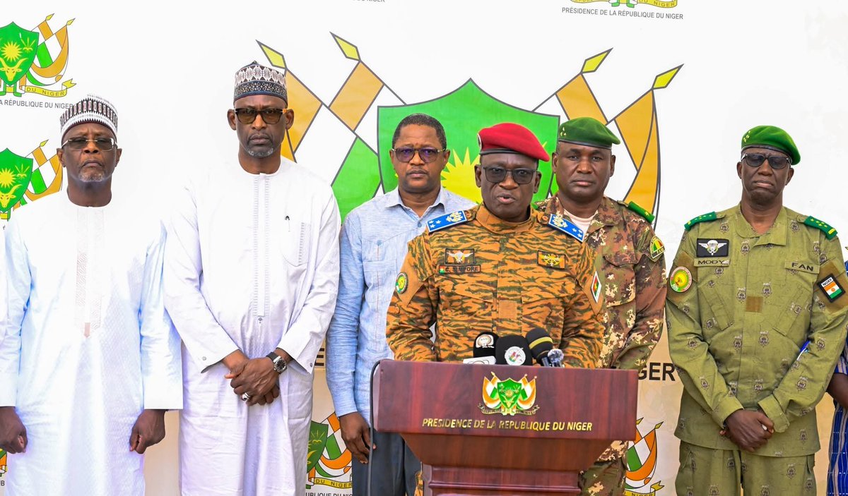 PascalSankvy2l's tweet photo. 🇳🇪🇧🇫🇲🇱 Tchiani reforça a união da AES!

Uma delegação de Burkina Faso e Mali, liderada pelo General Célestin Simporé, esteve com o General Tchiani para demonstrar solidariedade ao Níger.

🤝🏾 AES: união e solidariedade entre os três países.

#AES #BurkinaFaso #Mali #Niger #Sahel https://t.co/9sgpsq6RQp
