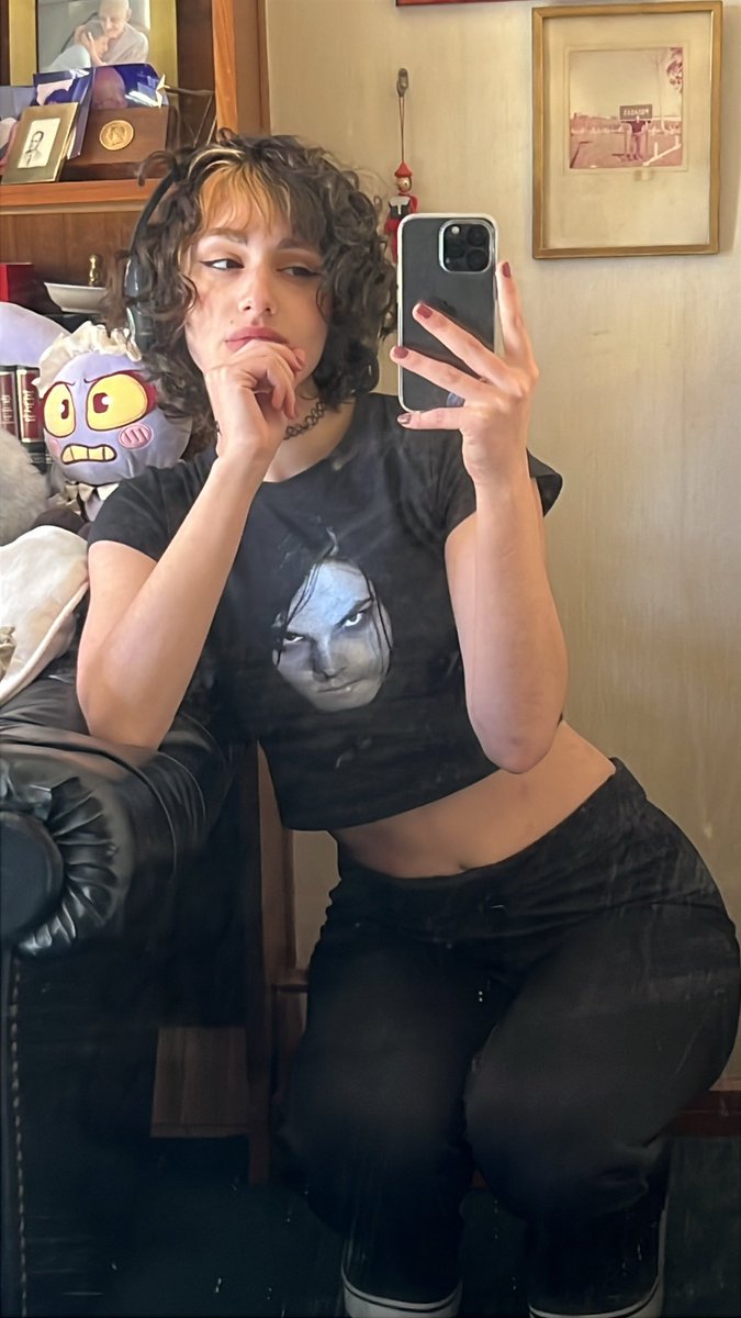 boschet_ti's tweet photo. Muy buena mi remera de Gerard para nada aterradora https://t.co/9ngRjA11gm