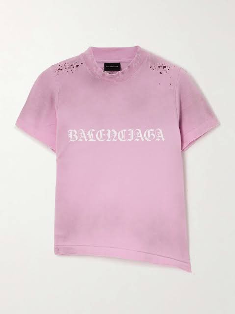 flagrapop's tweet photo. 🚨FAMOSOS: Virginia usa camisa Balenciaga rasgada avaliada em R$4.200,00 e deixa claro que é o modelo da  roupa: “Não é traça.” https://t.co/mZANWpSH87