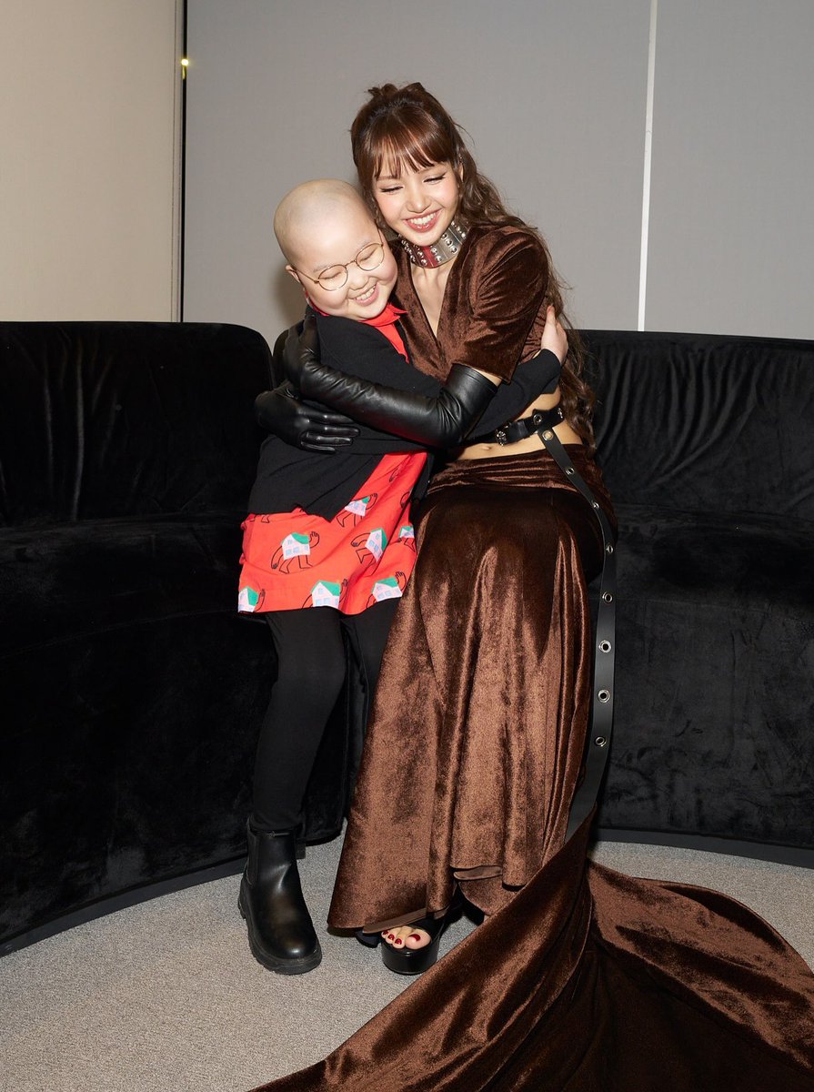 BLACKPINKBRASIL's tweet photo. Atualização de Tobias Wang (fotógrafo) no Instagram com Lisa e Nori Cheong, uma sobrevivente do câncer, dançarina e embaixadora do SickKids Hospital: 

“Quanto mais experiência adquiri como fotógrafo, mais percebi que esse ofício nunca foi realmente sobre a pessoa por trás da câmera. Trata-se das pessoas à frente dela e dos momentos que elas podem guardar.

Ver a Nori na estreia foi uma surpresa total. Ela cresceu junto com meu filho e é uma grande fã do BLACKPINK e da lalalalisa_m há anos.

Em uma sala cheia de estranhos, com os pais ao seu lado, Nori pôde conhecer sua ídola e passar um tempo precioso com ela. Saber o quanto aquele momento significava para ela tornou tudo incrivelmente especial de se presenciar.

A Nori é uma das pessoas mais fortes que já conheci, o que tornou o desenrolar daquele momento ainda mais especial.

Às vezes, a fotografia resume-se a estar presente quando algo importante acontece e garantir que esse momento seja lembrado.

Sou muito grato por essas fotografias existirem para ela e sua família.

#LISA #LISAxTIFF26
#AlwaysLalisa #TIFF26”

#LISA #BLACKPINK