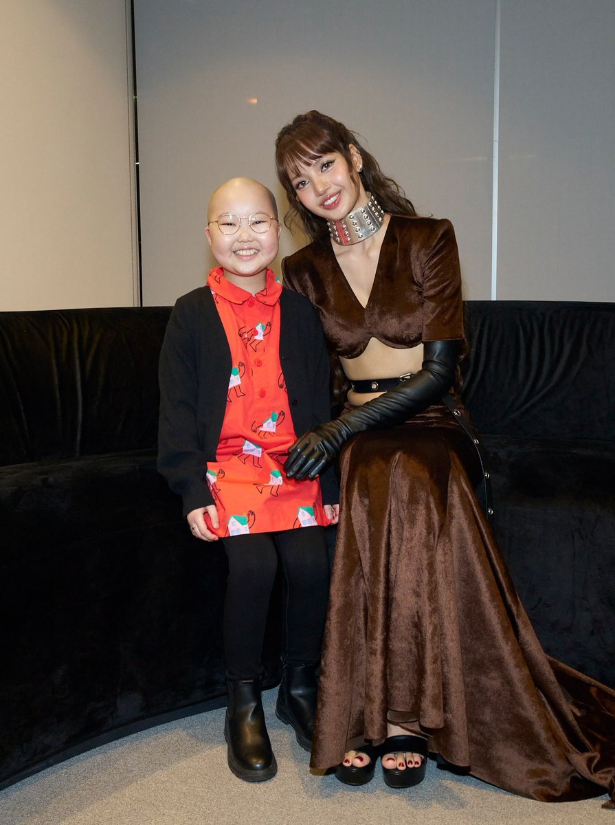 BLACKPINKBRASIL's tweet photo. Atualização de Tobias Wang (fotógrafo) no Instagram com Lisa e Nori Cheong, uma sobrevivente do câncer, dançarina e embaixadora do SickKids Hospital: 

“Quanto mais experiência adquiri como fotógrafo, mais percebi que esse ofício nunca foi realmente sobre a pessoa por trás da câmera. Trata-se das pessoas à frente dela e dos momentos que elas podem guardar.

Ver a Nori na estreia foi uma surpresa total. Ela cresceu junto com meu filho e é uma grande fã do BLACKPINK e da lalalalisa_m há anos.

Em uma sala cheia de estranhos, com os pais ao seu lado, Nori pôde conhecer sua ídola e passar um tempo precioso com ela. Saber o quanto aquele momento significava para ela tornou tudo incrivelmente especial de se presenciar.

A Nori é uma das pessoas mais fortes que já conheci, o que tornou o desenrolar daquele momento ainda mais especial.

Às vezes, a fotografia resume-se a estar presente quando algo importante acontece e garantir que esse momento seja lembrado.

Sou muito grato por essas fotografias existirem para ela e sua família.

#LISA #LISAxTIFF26
#AlwaysLalisa #TIFF26”

#LISA #BLACKPINK