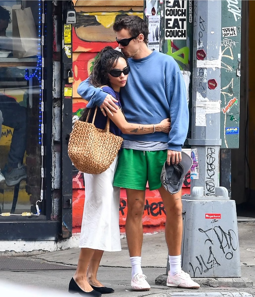 axlsugar's tweet photo. harry styles and zoë kravitz are just so beautiful together https://t.co/GXukyz6E7z