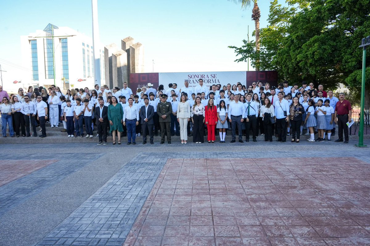 PaulinaOcanaE's tweet photo. Honrar a la Bandera también es honrar a quienes construyeron nuestra historia. 🇲🇽✨

A las mujeres que resistieron, lucharon y abrieron camino mucho antes de ser reconocidas.

Hoy, junto a la presidenta @Claudiashein y el gobernador @AlfonsoDurazo, seguimos construyendo un país y un Sonora donde su legado también ocupa el lugar que merece.

Que nunca nos falte memoria para reconocer a quienes estuvieron antes, ni valor para abrir camino a quienes vienen después.