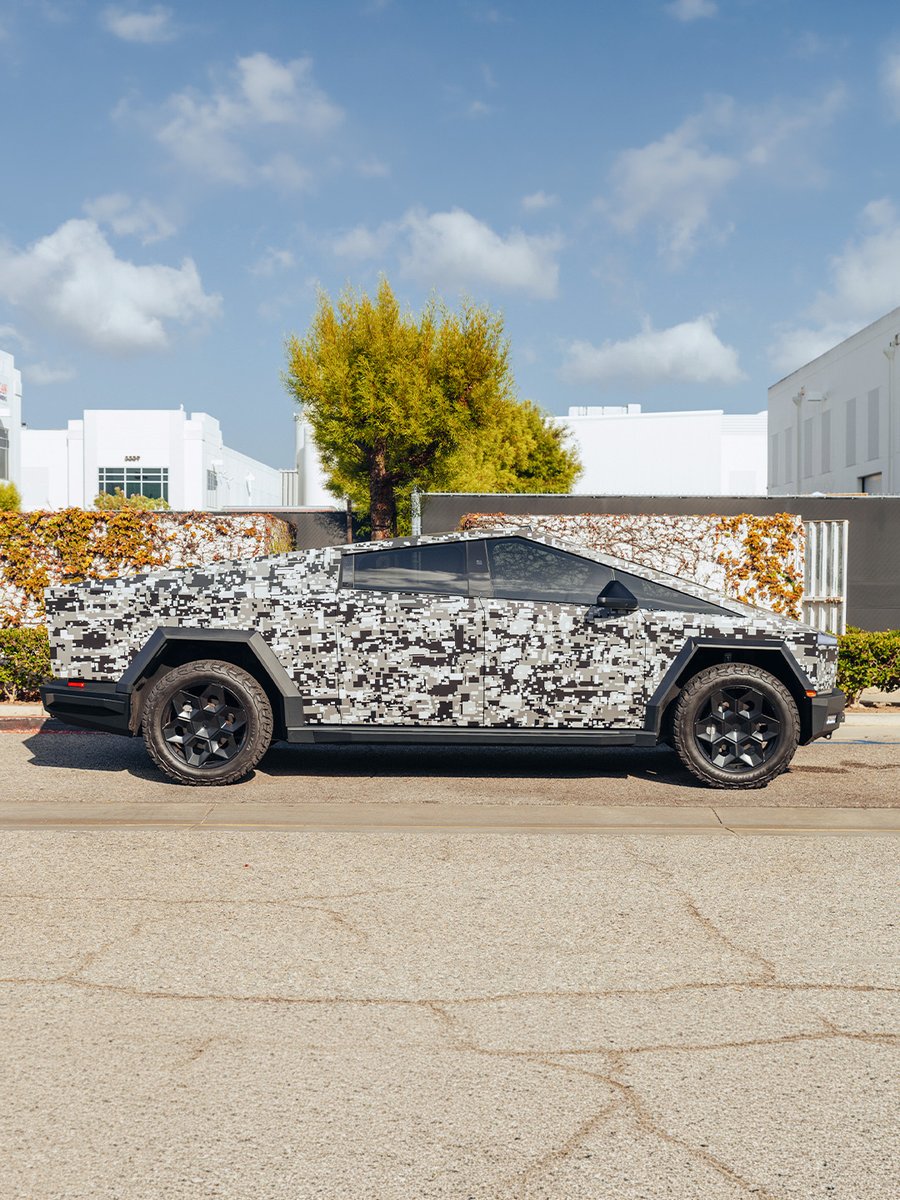 UnpluggedTesla's tweet photo. Real steel, front to back.

HD front bumper. HD rock sliders. HD rear bumper with integrated side steps. Chassis mounted, satin black powder coat, hi-lift and recovery points built in.

Direct bolt-on, fully reversible. Fits Tesla Cybertruck. https://t.co/3Q3igEAdvd