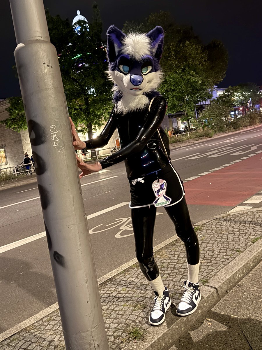 dexteritylol's tweet photo. Shiny nights on the streets of Berlin 🖤✨ https://t.co/0D24fFMGrg