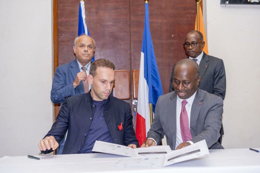 AfricaIncome's tweet photo. Le gouvernement ivoirien lance un programme de formation à l'intelligence artificielle pour 3 000 enseignants de l'enseignement technique, élaboré avec l'UNESCO. Une phase pilote démarrera le 1er octobre pour 1 000 professeurs d'Abidjan, avant une extension nationale d'ici fin décembre 2026. Déjà 2 000 inscriptions enregistrées, ce programme vise à moderniser les pratiques pédagogiques pour adapter les compétences des apprenants aux exigences du marché du travail et soutenir l'industrialisation du pays.

#africaincome #CotedIvoire #IntelligenceArtificielle #EducationAfrique