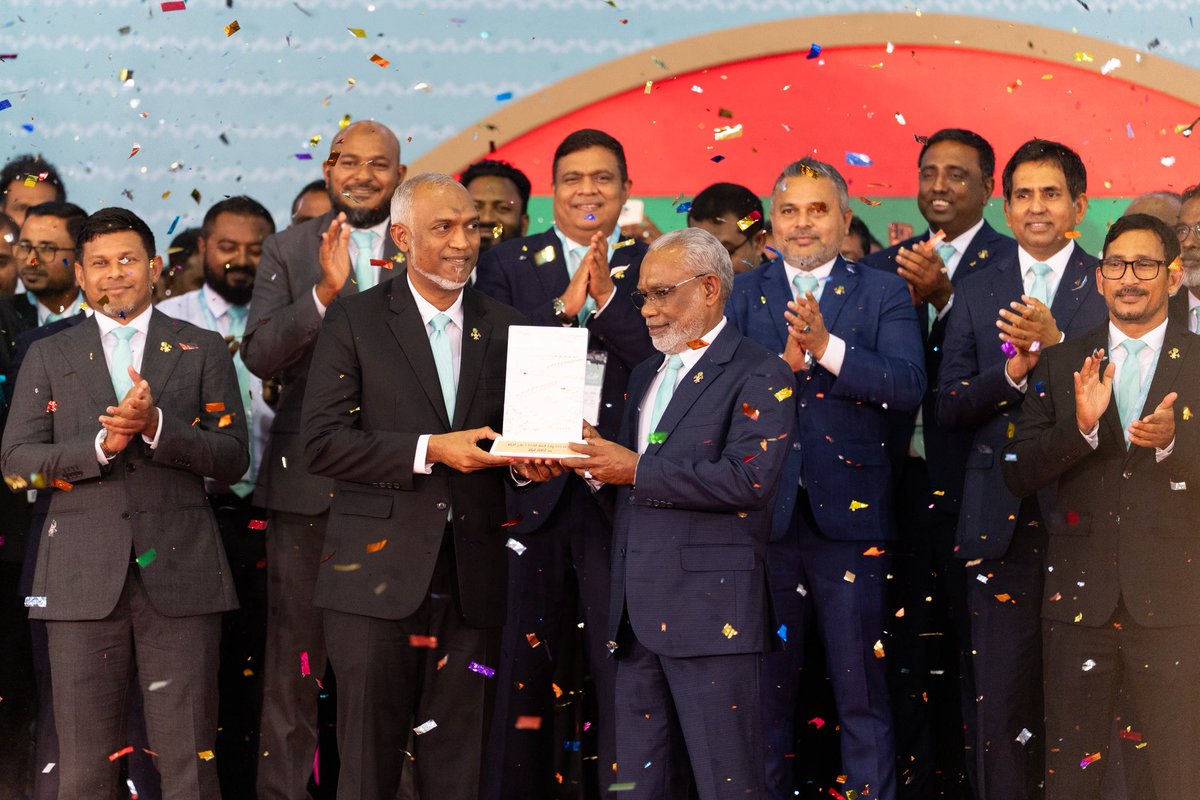 peoplesidemv's tweet photo. 2028 ވަނަ އަހަރުގެ ޕީއެންސީގެ ރިޔާސީ ޓިކެޓް، ޕީއެންސީގެ ރައީސް، ރައީސުލްޖުމްހޫރިއްޔާ ޑރ މުހައްމަދު މުއިއްޒަށް އަރުވައިފި. 
@MMuizzu 
#Muizzu2028
#PNCCongress2026
 #DhiveheengeRaajje
 #CongressPartyMV https://t.co/oT9XgF0CnM