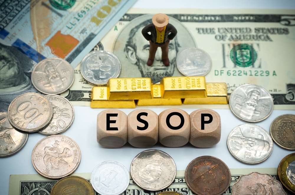 usa_retirement's tweet photo. The House has sent the Retire Through Ownership Act to the President, a bill that would allow #ESOP fiduciaries to rely on longstanding IRS valuation guidance when determining fair market value.

Learn more: https://t.co/Daaq0ylUyC
 #FinancialPlanning https://t.co/NGTIaTebVq