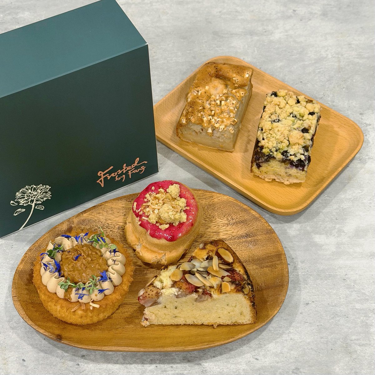 amelialee8mudwg's tweet photo. Just me and my monthly dose of Frosted by Fang. Peanut butter apple coffee cake: buttery, fragrant, fluffy sponge with cinnamon apple filling, crispy peanut butter feuilletine, and wonderfully fragrant coffee buttercream. Pistachio blueberry https://t.co/pIyqPXUHYl