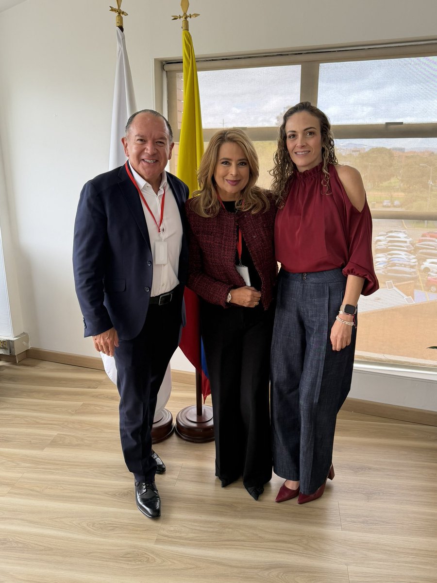 JulianZamudio's tweet photo. 🚨🔴 ¡Mensaje directo y sin rodeos al presidente Abelardo De La Espriella!

Señor Presidente, como militante @MovSalvacionNal y ex candidato al Senado por este mismo movimiento lo he venido apoyando desde el primer día sin pedirle jamás un solo cargo burocrático, sin hacer fila, sin nunca buscar reunión o estar metido en la colada, por eso tengo la autoridad moral y cívica para decirle las cosas como son.

Colombia se construye con gente íntegra, no con los "Roy Barreras" de la política que se la pasan lagarteando puestos en todos los gobiernos.

Ponga mucha atención a lo que está pasando en su administración: hay ministros abanderando y contratando en sus carteras a figuras como la autodenominada "Doña Pily", una persona que se dedicó a atacarlo a USTED EN CAMPAÑA ferozmente en X y redes sociales.

Contratar gente que lo ha venido atacando a usted no es coherente. 

¡Exija de inmediato que las contrataciones de los ministerios se hagan estrictamente a través del banco de talentos, tal como lo prometió en campaña!

Asimismo, es urgente que limpien las entidades: hay fichas e infiltrados del petrismo que siguen atornillados en sus cargos burlándose del cambio.

Por último, ¡reduzcan esa burocracia infame! Hay que recortar los puestos inútiles que no sirven para un carajo y solo drenan el bolsillo de los colombianos.

Lo seguimos respaldando, pero estas fallas se deben corregir rápidamente y en Consejo de Ministros. 🇨🇴🏛️📉⚖️🔥

@ABDELAESPRIELLA
@AbelardoPTE @DELAESPRIELLAE @defensoresco