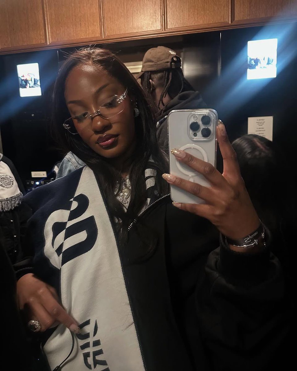 ReBeLdADd's tweet photo. I’m sorry but when it comes to defending Tems, I will burn the bridge, cross the ashes and still argue on the other side 😭😂 I don’t play about my girl. If it’s Tems vs everybody, just know I’m already seated. 🕊️🤭 https://t.co/ESQ5PhjbLp