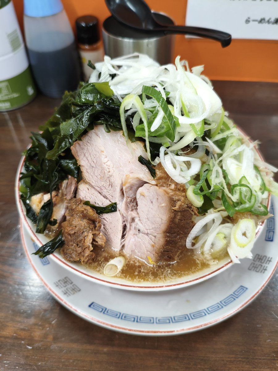 shildy7188's tweet photo. 笠間市　らーめん漢道
漢の塩ラーメン　野菜　ネギ　ワカメ
下妻の新店に行こうと思ったら夜営業してないのでこちらへ
ここの塩ラーメン好きなんですよね
トッピングも好きなやつなので両方注文
最初こぼさす食べるのが難しいかったけど美味しかったです
ごちそうさまでした https://t.co/OrcWulyH5a