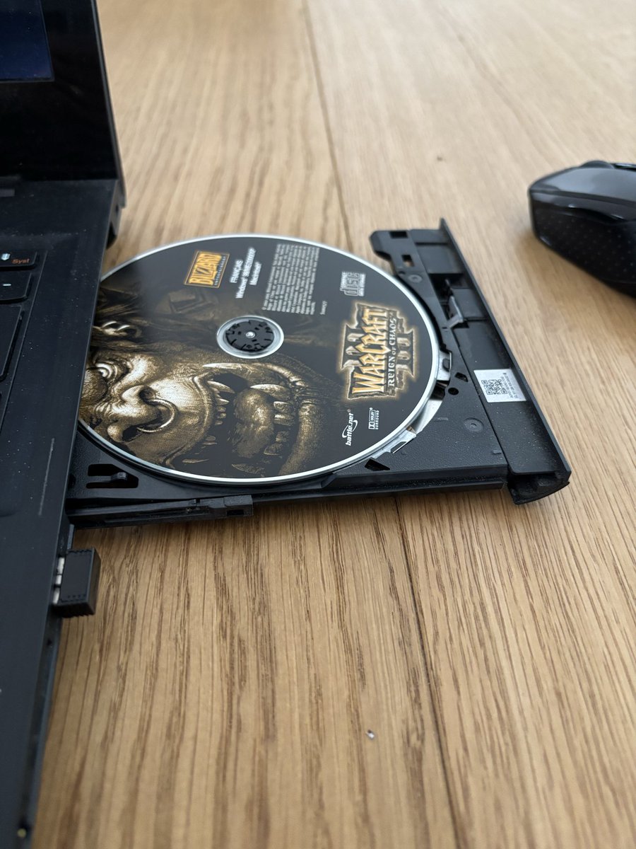 hades0641's tweet photo. Petite séquence nostalgie avec ces 2 perles. J’ai ressorti le vieux portable avec lecteur cd 💿. https://t.co/BBBOx5xEUw
