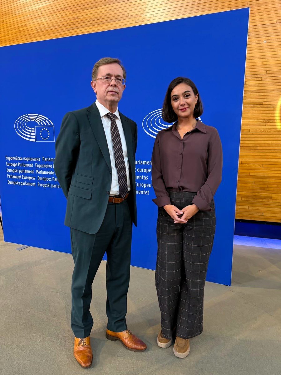 dr_neuhoff's tweet photo. Diplomatie hat im Europäischen Parlament Hausverbot! Die Friedensbotschaft von @IuliiaMendel, der früheren Sprecherin von Präsident Selenskyj, sollte offenbar mit allen Mitteln von der Öffentlichkeit ferngehalten werden. Die Parlamentspräsidentin Roberta Metsola ließ dafür kaum eine Möglichkeit ungenutzt.

Erstens: Frau Mendel wurde der Zutritt zum Europäischen Parlament verweigert. Zugleich wies uns ausgerechnet der Kabinettsleiter von Präsidentin Metsola darauf hin, dass sie per Videokonferenz zugeschaltet werden könne – über das zertifizierte Konferenzsystem des Europäischen Parlaments.

Zweitens: Diese Zuschaltung wurde darufhin von uns vorbereitet. Doch nur wenige Stunden vor Beginn der Veranstaltung erhielt die technische Abteilung des Parlaments die Anweisung, das Konferenzsystem für unsere Veranstaltung nicht freizugeben. Damit wurde genau der Ausweg blockiert, auf den Metsolas eigener Kabinettsleiter zuvor hingewiesen hatte.

Drittens: Als wir daraufhin mit unserem eigenen Videokonferenzsystem eine Verbindung zu Julija Mendel herstellten, wurde den Parlamentsdolmetschern untersagt, den auf diesem Weg übertragenen Vortrag zu übersetzen. Diese Weisung wurde ihnen kurz vor Beginn der Veranstaltung nochmals ausdrücklich eingeschärft.

Trotz alledem wurde und wird Julija Mendels Stimme gehört: in einem Saal, der nicht nur bis auf den letzten Platz gefüllt war. Besucher saßen auf den Stufen und standen in den Seitengängen. Hinzu kamen mehrere Livestreams – und bald wird Mendels Vortrag auch in deutscher Übersetzung auf meinen Kanälen zu sehen sein.

Seit Mittwoch wissen wir jedenfalls, wie groß die Nervosität gegenüber Stimmen ist, die den EU-Kurs in der Ukrainepolitik infrage stellen. Zutrittsverbote und technische Hindernisse können eine politische Debatte erschweren – verhindern können sie sie nicht.

Die Veranstaltung und ihre Resonanz haben gezeigt: Die Frage nach Diplomatie und Frieden lässt sich nicht aus dem Europäischen Parlament verbannen.
