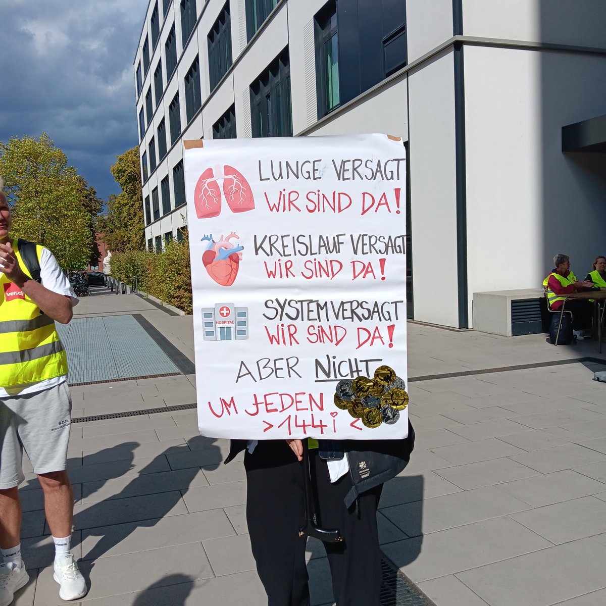 martina_welt's tweet photo. Heute in der #Charité #Warnstreik.
Leute ihr seid #Spitze https://t.co/eTB4pXSzKw