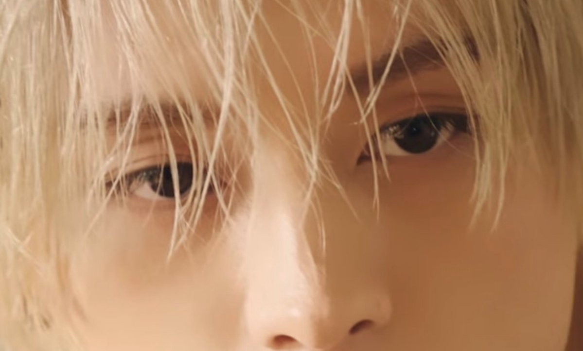 berrylinos's tweet photo. don't u ever perceive leeknow's eyes and go "wow" https://t.co/ytksGtxnD2