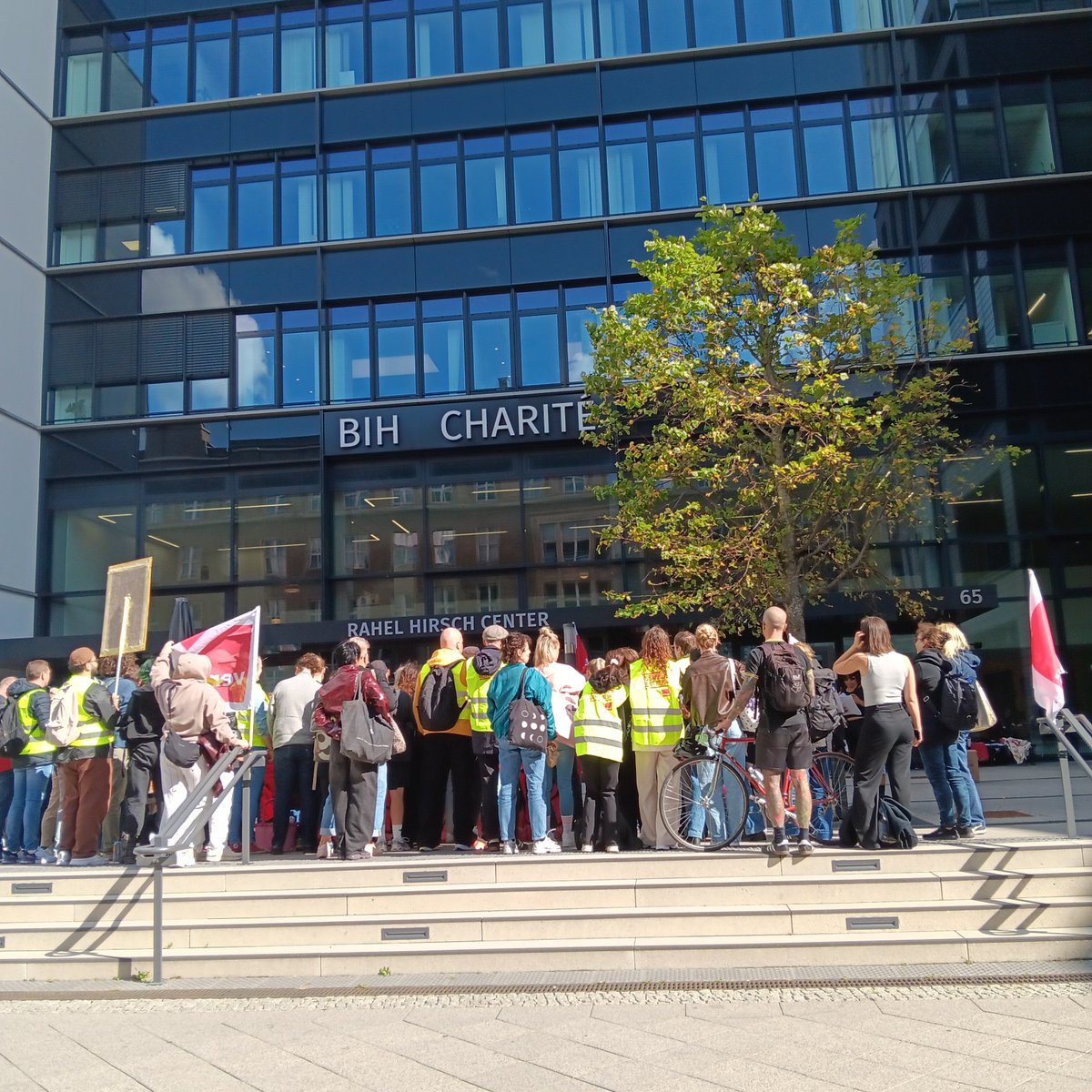 martina_welt's tweet photo. Heute in der #Charité #Warnstreik.
Leute ihr seid #Spitze https://t.co/eTB4pXSzKw