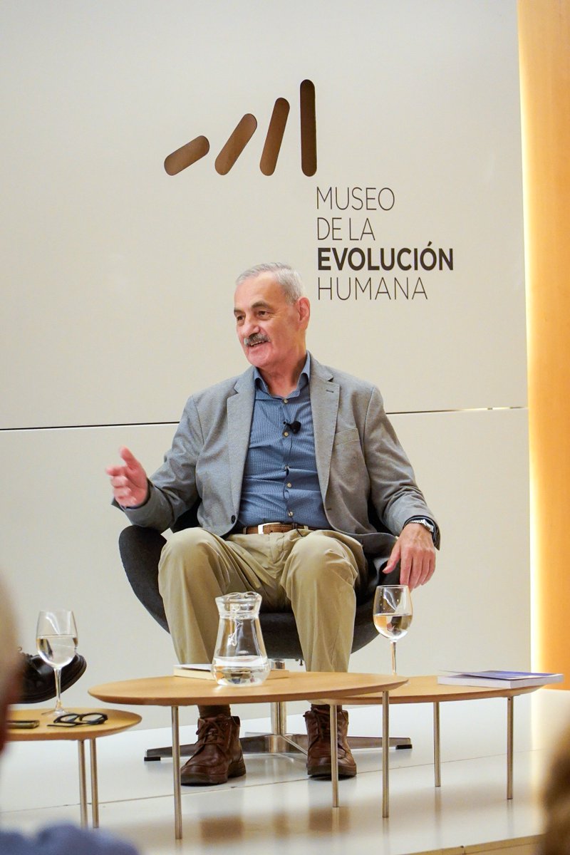 museoevolucion's tweet photo. La presentación del 📕 'Hijos de África. La cuna primigenia de la humanidad' @NobelEdiciones de @Jmbdecastro nos permitió ayer recordar las claves de la evolución humana en un encuentro conducido por el director del MEH, Rodrigo Alonso. Gracias por acompañarnos. ¡Buen finde! 👋🏼 https://t.co/1UFdCrNJvV