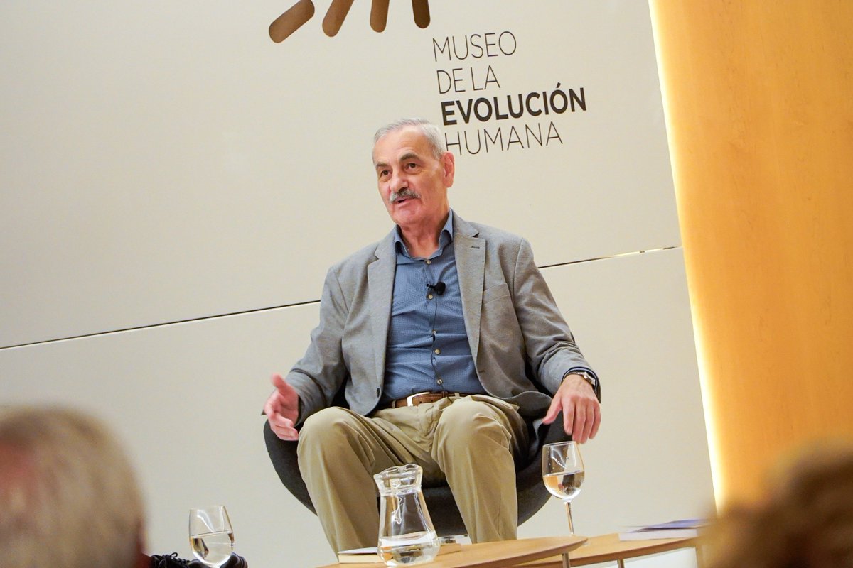 museoevolucion's tweet photo. La presentación del 📕 'Hijos de África. La cuna primigenia de la humanidad' @NobelEdiciones de @Jmbdecastro nos permitió ayer recordar las claves de la evolución humana en un encuentro conducido por el director del MEH, Rodrigo Alonso. Gracias por acompañarnos. ¡Buen finde! 👋🏼 https://t.co/1UFdCrNJvV