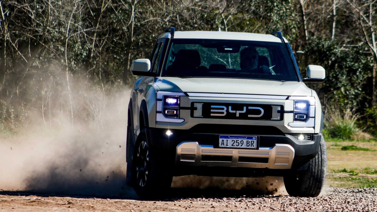 autoblogar's tweet photo. 🔹Crítica: BYD Shark 6 DMO (2026).
🔹"Hoy es la pick-up más polémica y rupturista. Pero de acá a un año muchos copiarán su fórmula".
🔹Escribe Carlos Cristófalo: https://t.co/PzQBbPk7UK https://t.co/DJEfdt7y0K