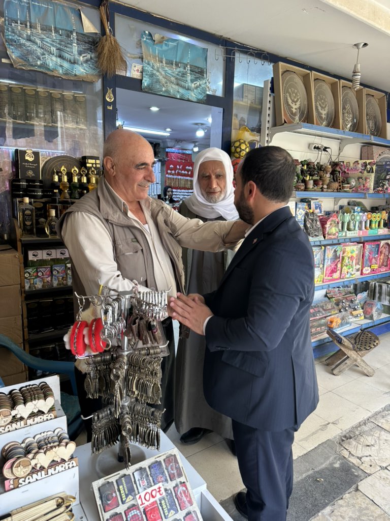 abdurrahimtoru's tweet photo. Eyyübiye’de kıymetli esnaflarımızı ziyaret ederek gönül gönüle, samimi sohbetlerde bulunduk. Bu vesileyle Fors ailesini de ziyaret ettik.

Emekleriyle şehrimizin bereketine değer katan tüm esnaflarımıza hayırlı işler, bereketli ve bol kazançlar diliyorum. https://t.co/xsvb1btSEp
