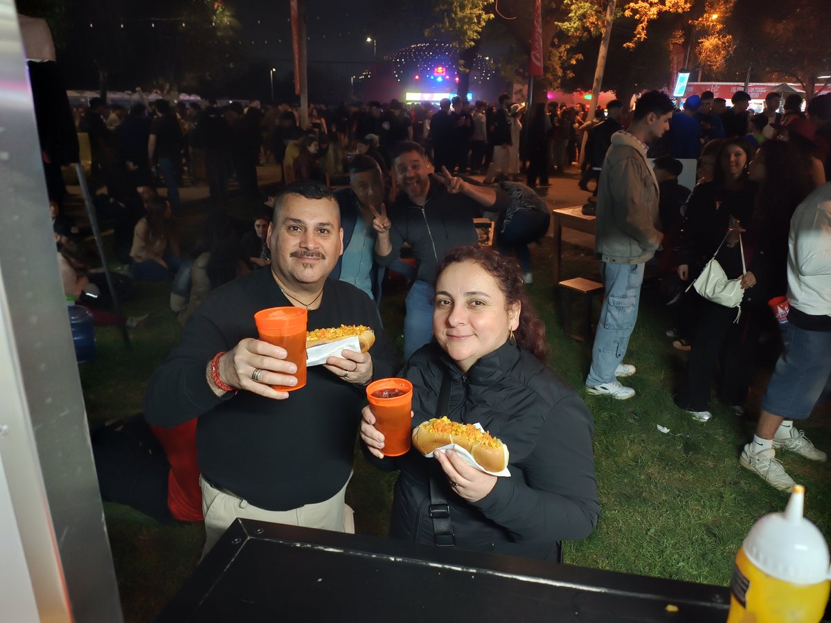 boban717's tweet photo. Nunca es tarde, llegamos e igual lo pasamos súper junto a mi MK ❤️🌹👩🏻‍🔬👩🏻‍🚒🥟🇨🇱🖤
Que manera de haber artistas afuera del escenario 😂 https://t.co/f2kl4paSSz