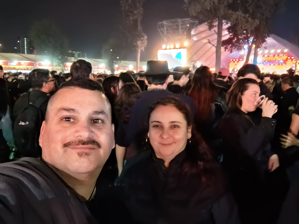 boban717's tweet photo. Nunca es tarde, llegamos e igual lo pasamos súper junto a mi MK ❤️🌹👩🏻‍🔬👩🏻‍🚒🥟🇨🇱🖤
Que manera de haber artistas afuera del escenario 😂 https://t.co/f2kl4paSSz