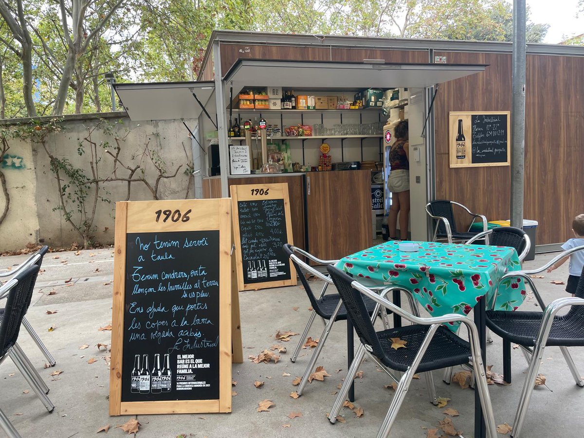 sants3radio's tweet photo. La #guingueta del Parc de l’Espanya Industrial reobre amb servei de bar, lavabos públics i connexió wifi.
Al #SantsMontjuïcAlDia en @ViictorGuerra entrevista a les noves responsables i a les veïnes del barri.

🎧Audio👉https://t.co/fF28yy3SY7
📰Notícia📸👉https://t.co/WqCtR2sAlQ https://t.co/0KvOGpZyCb