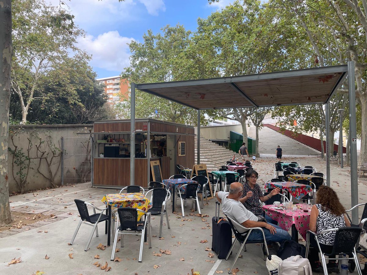 sants3radio's tweet photo. La #guingueta del Parc de l’Espanya Industrial reobre amb servei de bar, lavabos públics i connexió wifi.
Al #SantsMontjuïcAlDia en @ViictorGuerra entrevista a les noves responsables i a les veïnes del barri.

🎧Audio👉https://t.co/fF28yy3SY7
📰Notícia📸👉https://t.co/WqCtR2sAlQ https://t.co/0KvOGpZyCb