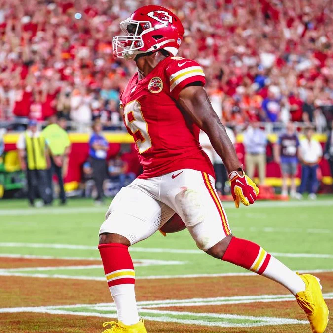 SleeperChiefsKC's tweet photo. Kenneth Walker in his Chiefs debut (a thread): 

173 Rushing Yards (career high)
7.52 Yards Per Carry
2 TDs https://t.co/nJWwT7a4Gx
