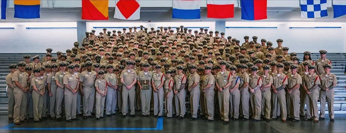 C2thaL2thaIGG's tweet photo. The worlds largest Chief’s Mess in the United States Navy #NavyChief #NavyPride https://t.co/zqeW8nhBoH