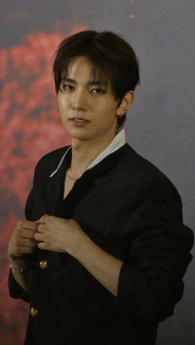 heejakemine's tweet photo. his honey skin https://t.co/agn4lfCsOW