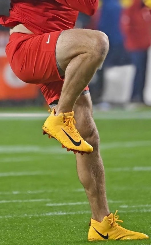 digitalwhvre's tweet photo. chicken legs could never https://t.co/LWRzVv050S