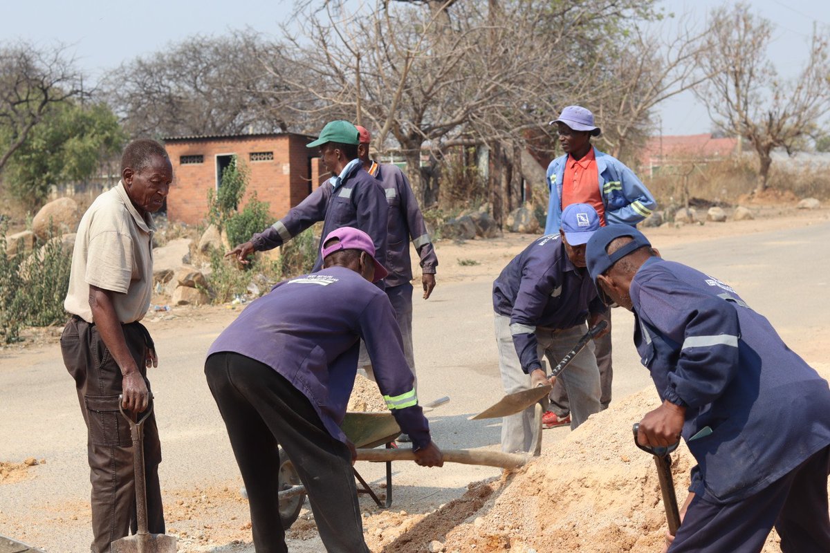mafakela_hetf's tweet photo. Today, #MHETF, together with our  Councillor, partners, residents &amp; the business community, took community action beyond just picking up litter — we tackled some of the challenges affecting our surroundings.

Our community. Our responsibility.

 #AsibuyeliEmuva
#WorldCleanUpDay https://t.co/b1OE7hn4ig