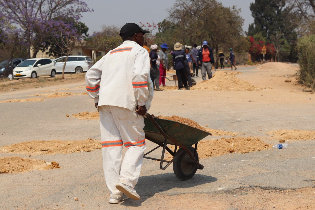 mafakela_hetf's tweet photo. Today, #MHETF, together with our  Councillor, partners, residents &amp; the business community, took community action beyond just picking up litter — we tackled some of the challenges affecting our surroundings.

Our community. Our responsibility.

 #AsibuyeliEmuva
#WorldCleanUpDay https://t.co/b1OE7hn4ig