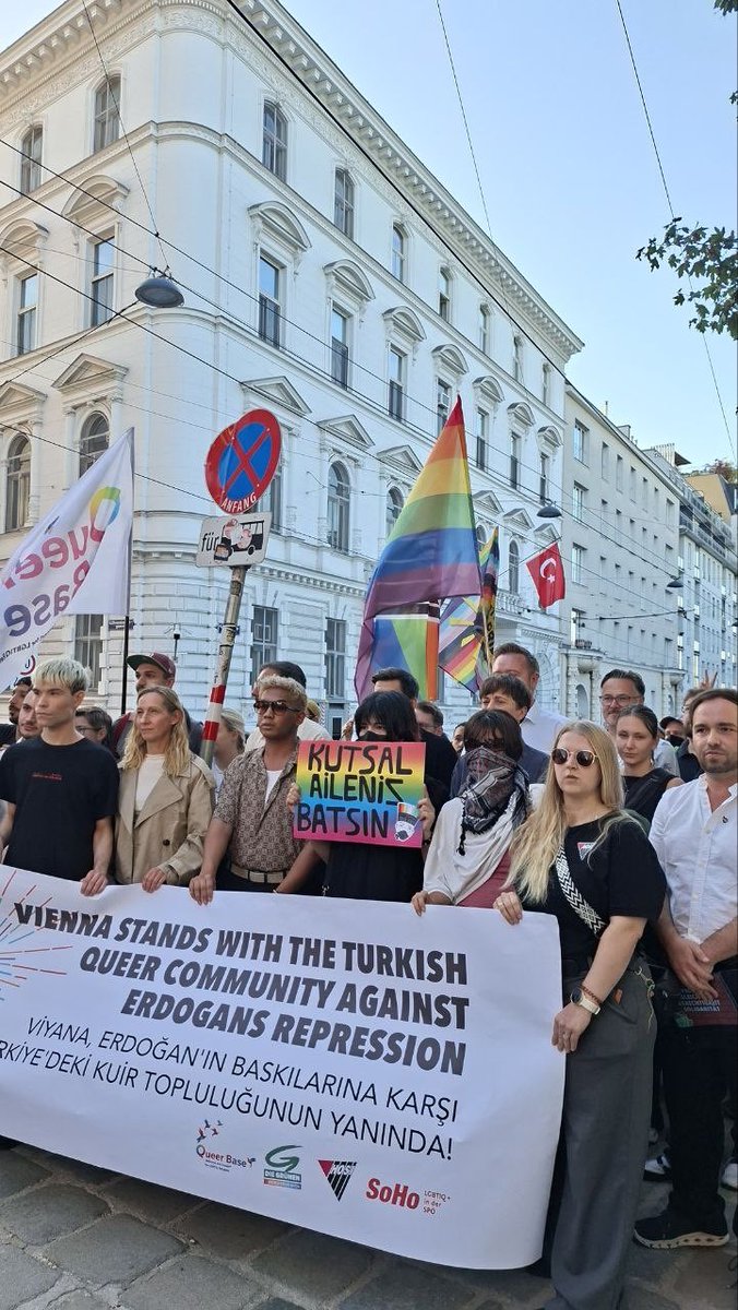 demiirrleblbii's tweet photo. 📍VİYANA 

“Ailem Güvende” nefret operasyonlarına karşı Türkiye’den Viyana’ya sesimizi haykırmaya devam ediyoruz. 

🗣️KUTSAL AİLENİZ BATSIN! https://t.co/3IARpBVzId