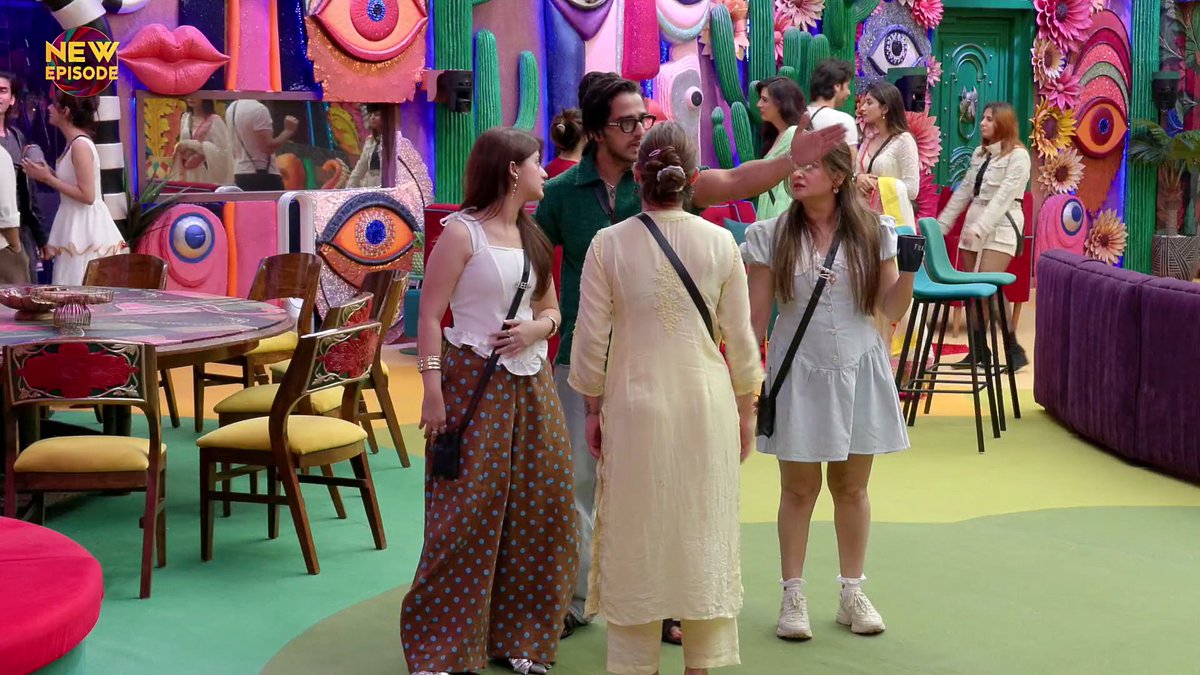 inomentll's tweet photo. saying -"jis se seekte hoh, unhi ke against use karte hoh"

#UditiSingh identity in show is coz of #QaziTouqeer &amp; he used to tell her how to play game &amp; take stand late nights.

CHARACTER assasinating ur own friend &amp; setting narratives he touched deliberately.
#BB20 #BiggBoss20 https://t.co/Uizc4yAOhQ