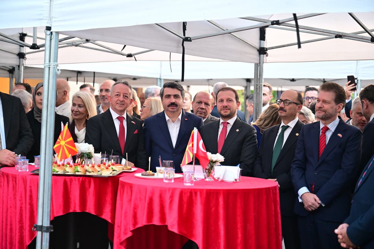 oktayyilmaz16's tweet photo. Bir şehrin hafızası, bazen sınırları aşar, bir gönülden başka bir gönüle uzanır…🇹🇷🇲🇰

Kuzey Makedonya Cumhuriyeti’nin bağımsızlığının 35. yıl dönümü vesilesiyle düzenlenen resepsiyonda, Balkanlar ile aramızdaki kadim bağları bir kez daha yineledik. Rabbim birliğimizi, kardeşliğimizi daim eylesin inşallah.

📍RUMELİSİAD Konağı