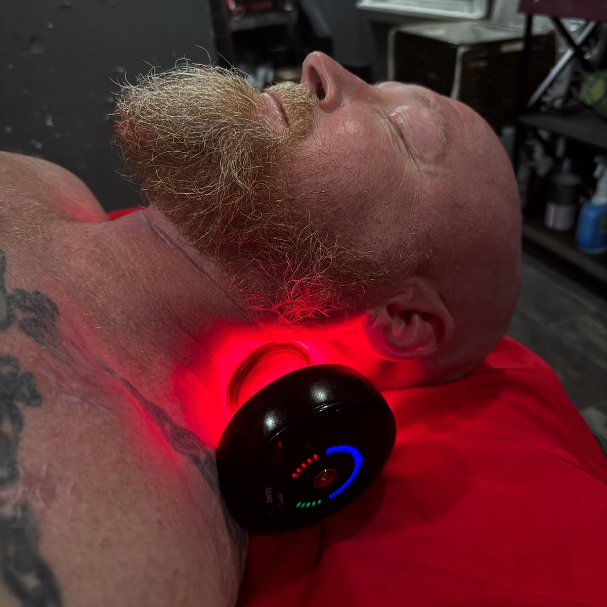 RebeccaTalbot01's tweet photo. Loving using red light therapy on the neck!

#massage #therapist #massagetherapy #SelfCare #health https://t.co/SzAhhfrGje