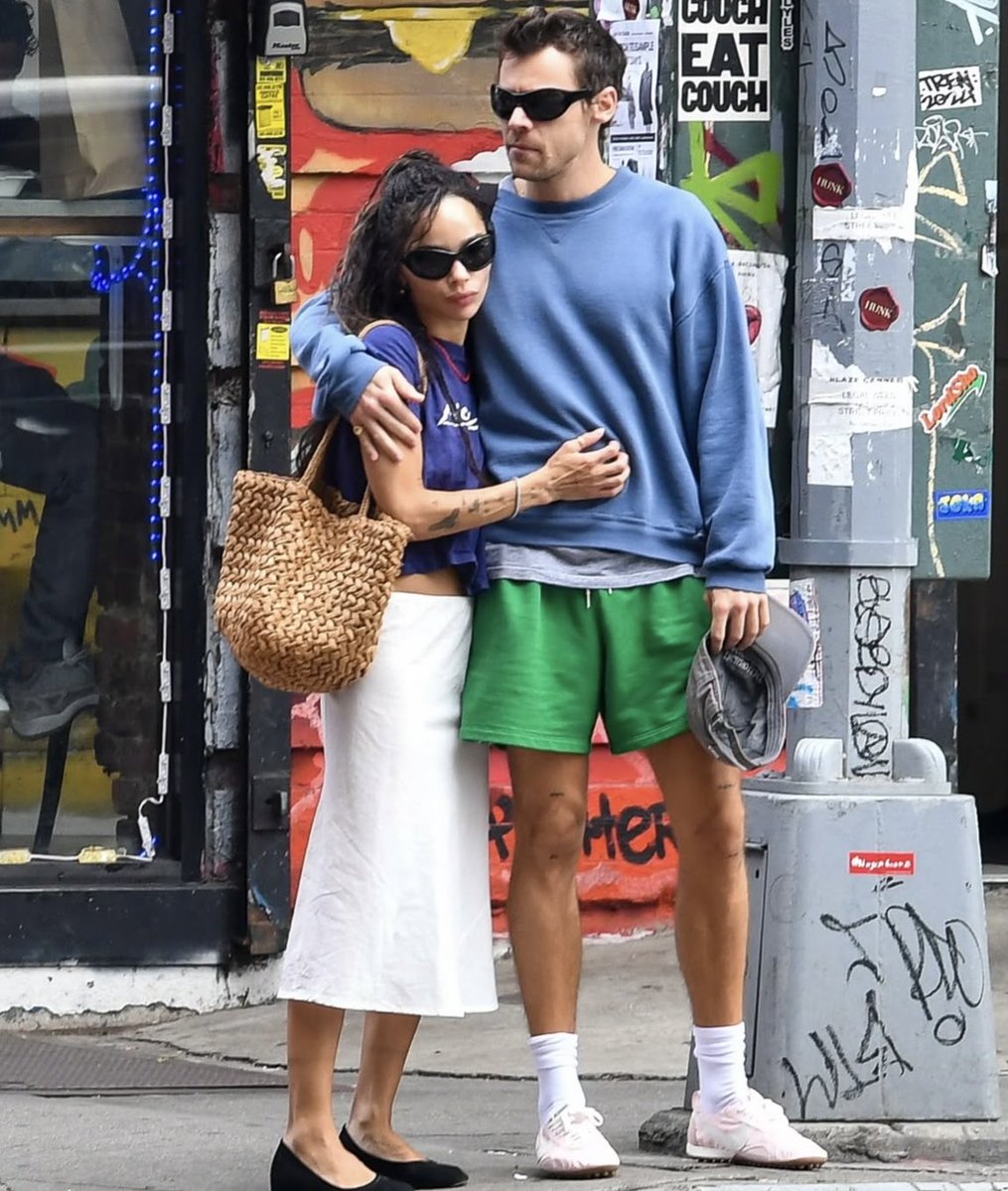 _sweet_cherri's tweet photo. Harry and Zoë out in NYC #HarryStyles https://t.co/X4DBtpqhdj