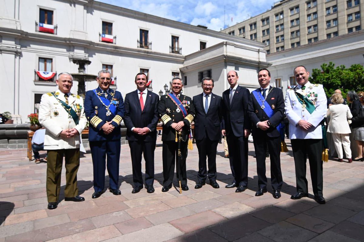 PDI_CHILE's tweet photo. 👏🏻Este 18 de septiembre, el Director General de la PDI, Eduardo Cerna, participó junto a altas autoridades del Estado, en el tradicional esquinazo de Fiestas Patrias, actividad encabezada por el Presidente de la República, José Antonio Kast, en el Palacio de La Moneda.

Al ritmo de la cueca, la celebración reunió a representantes de distintas instituciones en torno a nuestras tradiciones, nuestra identidad y el orgullo de ser chilenos. 🇨🇱