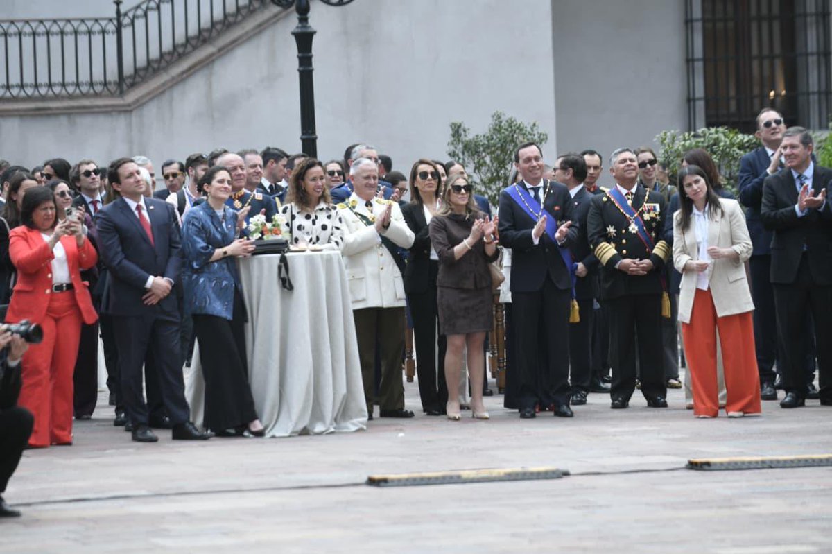 PDI_CHILE's tweet photo. 👏🏻Este 18 de septiembre, el Director General de la PDI, Eduardo Cerna, participó junto a altas autoridades del Estado, en el tradicional esquinazo de Fiestas Patrias, actividad encabezada por el Presidente de la República, José Antonio Kast, en el Palacio de La Moneda.

Al ritmo de la cueca, la celebración reunió a representantes de distintas instituciones en torno a nuestras tradiciones, nuestra identidad y el orgullo de ser chilenos. 🇨🇱