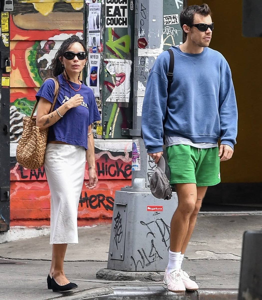 _sweet_cherri's tweet photo. More of Harry and Zoë out in NYC #HarryStyles https://t.co/B7lrgFm79b